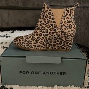 Toms Leopard Print suede wedges